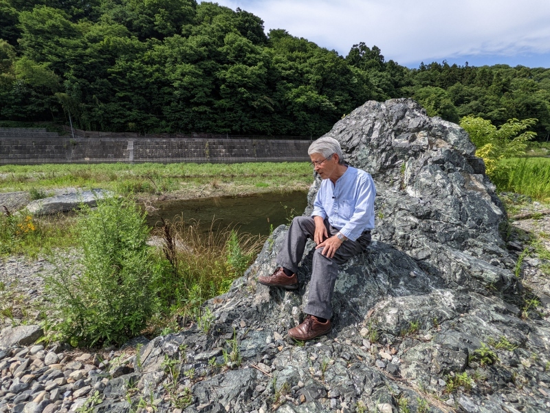 河原で吉田先生が解説