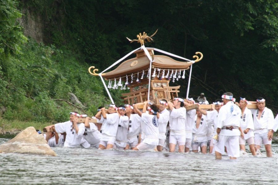 川瀬祭りと言えば荒川での「神輿洗い」