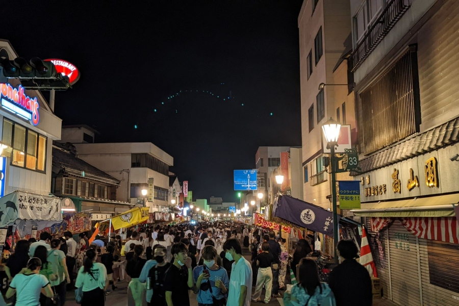 町中は歩行者天国になり、出店もたくさん