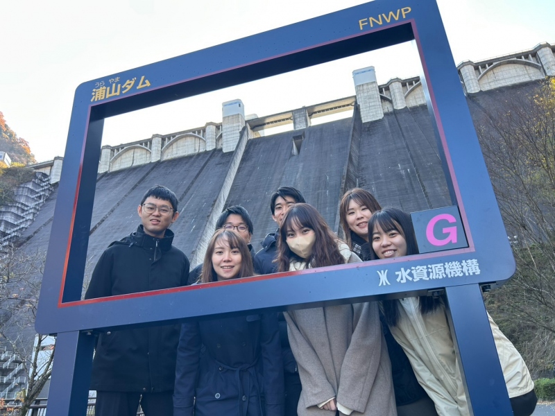ダムの前で記念撮影