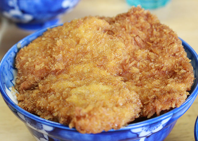 名物グルメ「わらじ丼」で腹ごしらえ